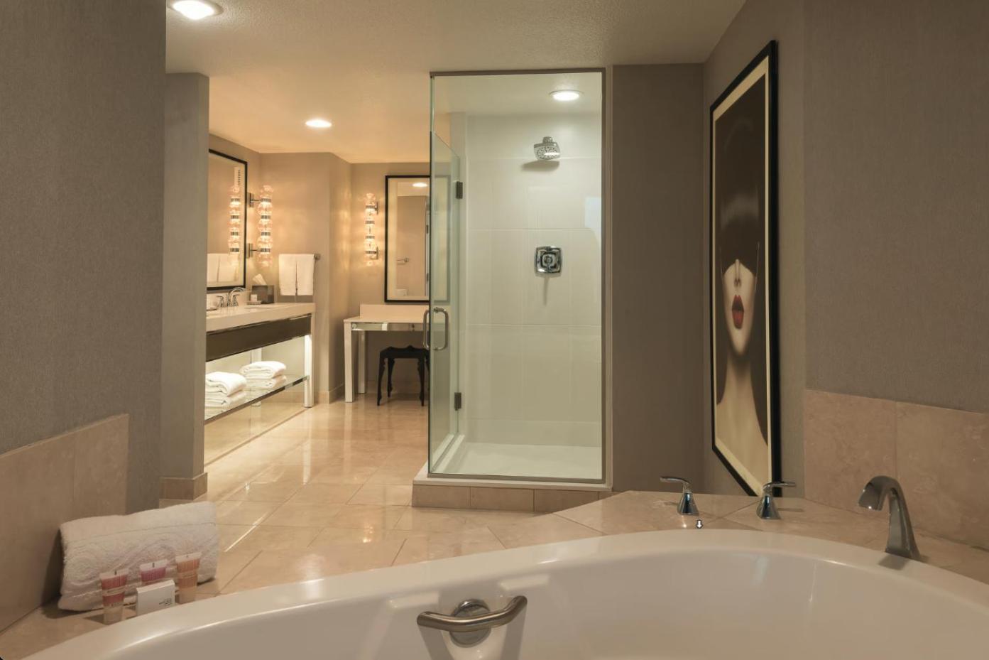 Ultra Panorama Suite 2 Queen Beds 1 King Bedroom